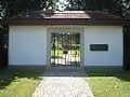 Eingangsbe­reich des Sol­da­ten­fried­hofes Mat­ters­burg