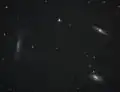Das Leo-Triplett.Die Galaxien Messier 65 rechts oben, Messier 66 rechts unten und NGC 3628 links. Der hellste Stern auf der Aufnahme, oben in der Mitte gelegen, ist HD 98388 (7,14 mag).