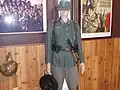 Leichte Stoffjacke im Schnitt M42 mit dem ab 1944 ausgegebenen Hoheitsabzeichen