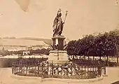 Das 1873 errichtete und 1904 abgerissene Germania-Kriegerdenkmal von Hermann Schies am Eingang zum Nerotal, historische Fotografie um 1890