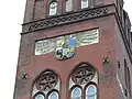 Turm mit altem Wappen
