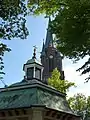 Gnadenkapelle und Turm der Basilika.