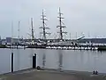 Die Gorch Fock an der Neuen Blücherbrücke im Bootshafen in Mürwik.