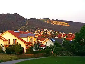 Der bewaldete Hochwald (1002,6 m) links und der felsige Kehlen (1001 m) rechts