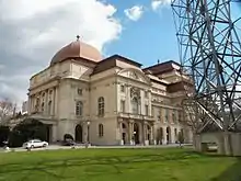 Grazer Opernhaus mit Sockel aus Krastaler Marmor