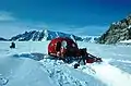 Auf Schlitten montierte Biwakschachtel (sogenannte Apple Hut, aus GFK) in der Heimefrontfjella (Antarktis) (Feb. 2001)