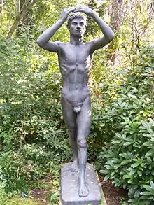 Jünglingsskulptur „Der Tag“ auf dem Leipziger Südfriedhof
