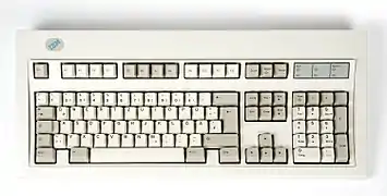 Eine Model M von 1995, Art. Nr. 1391403 mit blauem Logo. Deutsches 102-Tasten-QWERTZ-Layout.