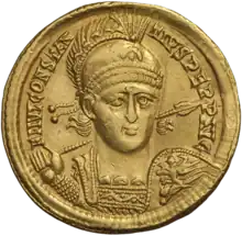 Goldmünze, die Constantius II. von vorne in Rüstung zeigt; auf dem Kopf trägt er einen Helm mit Federkamm, in der Hand ein Schild und einen Speer.