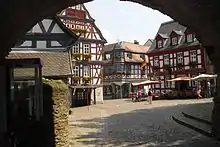Torblick auf den Idsteiner König-Adolf-Platz mit dem Taunushof (rechts); dem Ort, an dem Elvis vermeintlich G.I. Blues und Doin‘ the best I can singt.