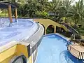 Überlauf und Auffangbecken eines Infinitypools in Mysuru, Indien