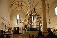 Alte Synagoge in Krakau mit freistehender Bima in der Mitte des Raumes