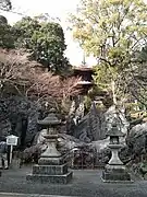 Blick über die Felsen zur Pagode
