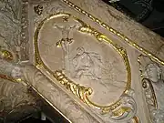 Maria als Mater Dolorosa schaut auf den ans Kreuz erhöhten Christus