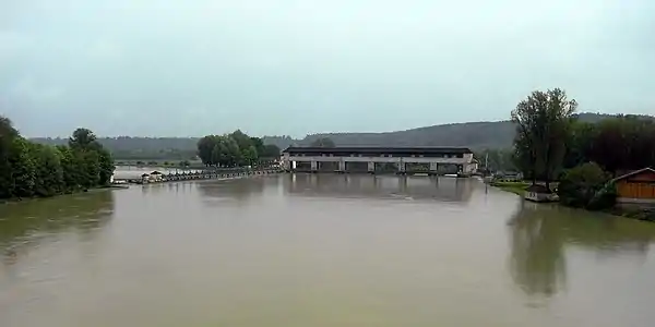 Das Wehr von flussaufwärts gesehen. Nach links zweigt der Innkanal ab