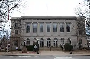 Johnson County Courthouse (2015). Das 1934 fertiggestellte Courthouse ist seit Juni 1991 im NRHP eingetragen.