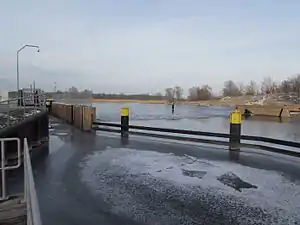 Links die Kahnschleuse im Winter talwärts im Bereich des Wehres