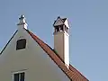 Kamin, Giebelzier und Wappenstein am Vogelbauer-Hof