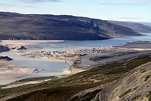 Kopfende des Fjordes mit dem Flughafen nördlich der Flussmündung