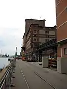 Kai mit Bahngleis