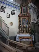 Linker Seitenaltar aus dem Jahre 1690 mit Antonius von Padua und im Giebel St. Georg. Das Gesims oben im Bild mit gemalten Fries zieht sich vom Chor über das ganze Schiff.