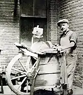 In die USA emi­grierter „Moleta“ mit Schleif­karren in Boston, 1917