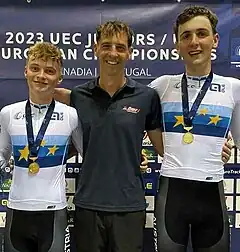 Maximilian Schmidbauer (r.) als U23-Europameister 2023, mit Raphael Kokas (l.) und Trainer Andreas Graf
