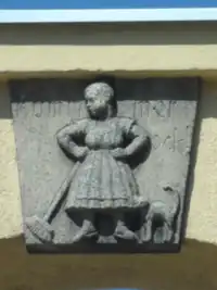 Reichenbach (Eulengeb.) - Zwei Reliefs: (l.) Uf Heem zu! (Auf dem Weg nach Hause)  (r.) Komm mer ock! (Komm mir nur! (Mit dem Finger drohenb.))
