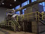 Dampfturbine (links) und elektrischer Generator (rechts)