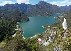 Vom Ostufer in Blickrichtung Westen mit dem Monte Tremalzo und der Bocca Caset im Hintergrund