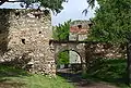 Eingangsbereich mit erstem, im Hintergrund zweitem Tor