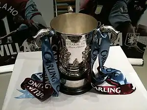 Nachbildung des League Cups aus der Saison 1960/61 im Aston Villa Football Club in Birmingham