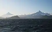 Shishaldin (links) und Isanotski (rechts) auf Unimak Island