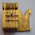Linotype-Matrizen, Gussseite für das Wort „Wikipedia“