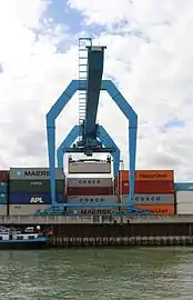 Containerverladung am Mainzer Hafen