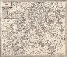 Zeichnung einer Landkarte Litauens mit eingezeichneten Flüssen und Wäldern sowie den lateinischen Ortsnamen. Der Rahmen besteht aus Maßstäben. Oben links steht in Latein „Lithvania“.
