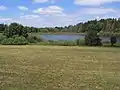 Wasserfläche und Damm aus westlicher Richtung gesehen