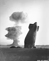 Das Heck eines unbemannten Luftschiffes, das durch die Druckwelle bei der Stokes Explosion abstürzte. Das Luftschiff wurde verwendet, um die Auswirkungen der Explosion und der Druckwelle festzustellen. Dafür befand es sich fünf Meilen (8 km) vom Ground Zero entfernt.