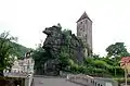 Burg Neudek, Reste einer Turmburg: Wartturm/Bergfried auf einem Felsen mitten im Tal mit ehemals daran angebauten Gebäuden, davon nur Teile der Umfassungsmauer mit Tor erhalten, Tschechien