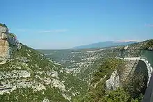 Die Gorges de la Nesque. Im Hintergrund der Mont Ventoux