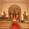 Kircheninneres mit Blick zur Apsis