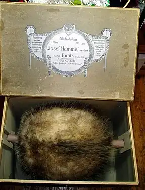 Alter Muff aus Amerikanisch Opossum in Muffschachtel(Fulda, 1. Drittel 20. Jh.)