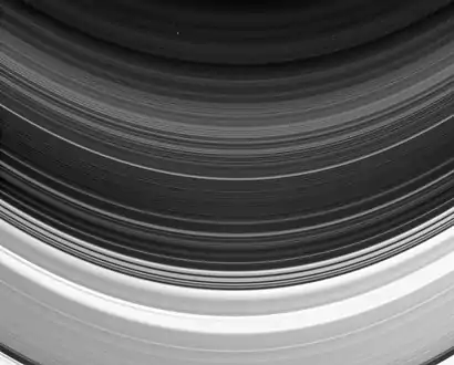 Struktur des D-Ringes und des beginnenden C-Ringes (unterer Bildbereich), in den unteren Ecken ist die Colombo-Teilung zu sehen (Cassini, 2015, stark aufgehellt)