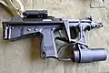 PP-2000 mit Zenit-4TK-Laser, Tactical Light und eingeklappter Schulterstütze