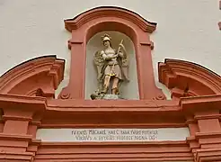 Aufsatz über dem Portal