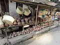 Krüge und Körbe auf dem Markt