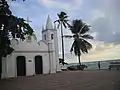 Blick auf das Meer mit kleiner Kirche in Praia do Forte