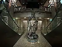 Denkmäler für Diana, Princess of Wales und Dodi Al-Fayed, rechts die Bronzestatue im Harrods