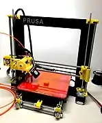 Kompletter Drucker mit gelben gedruckten Teilen
