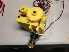Extruder und Hot-End mit gelben gedruckten Teilen
